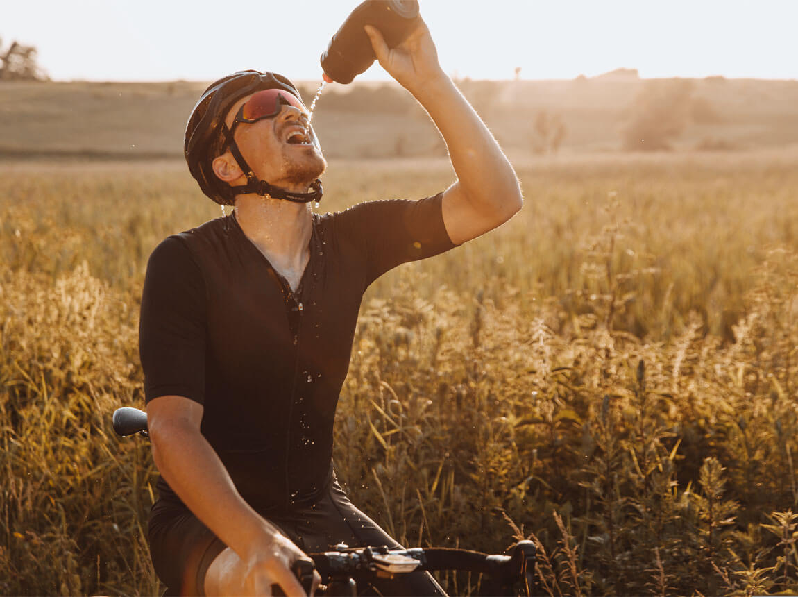ciclista con bebida isotónica en un día caluroso