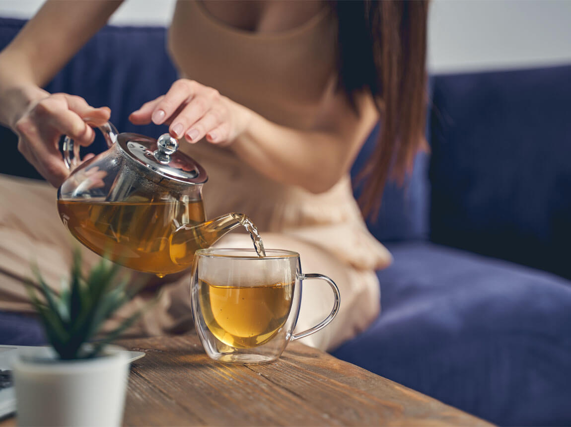 femeie cu ceai de plante