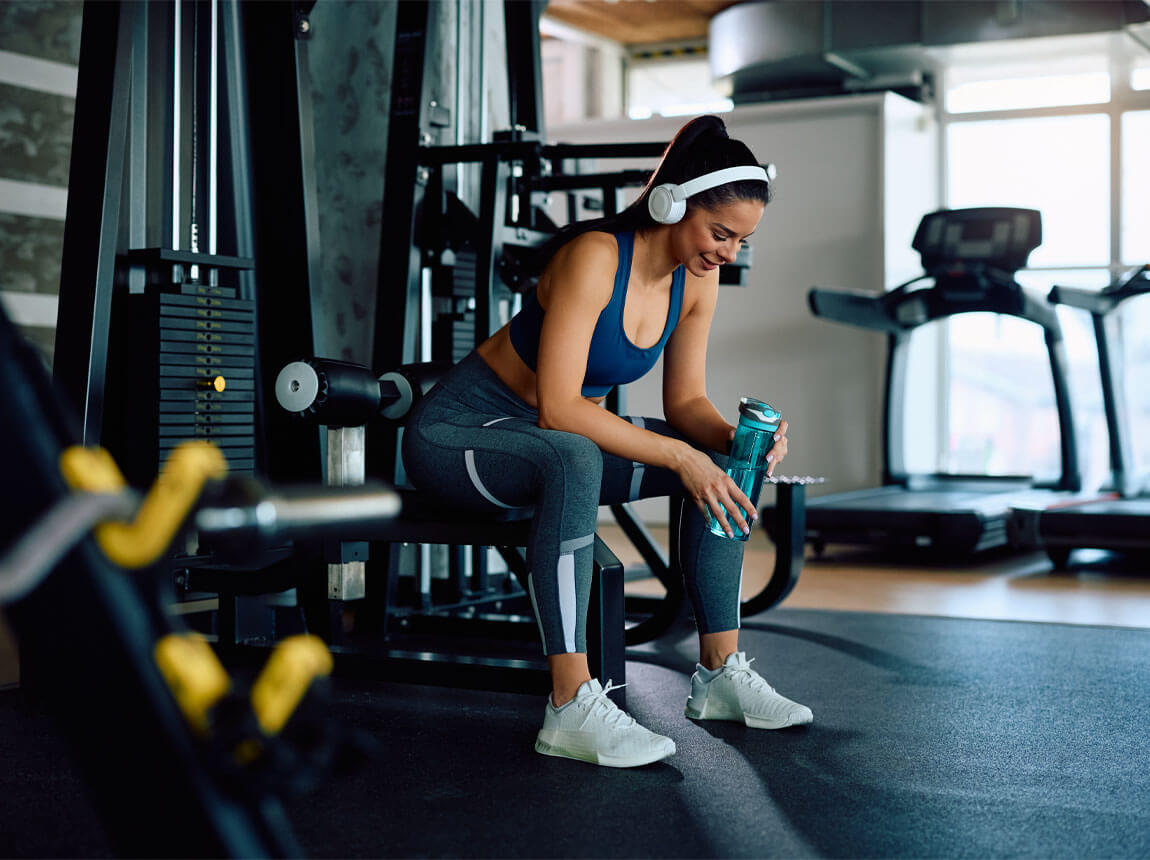 femeie - pauză în timpul antrenamentului la sală
