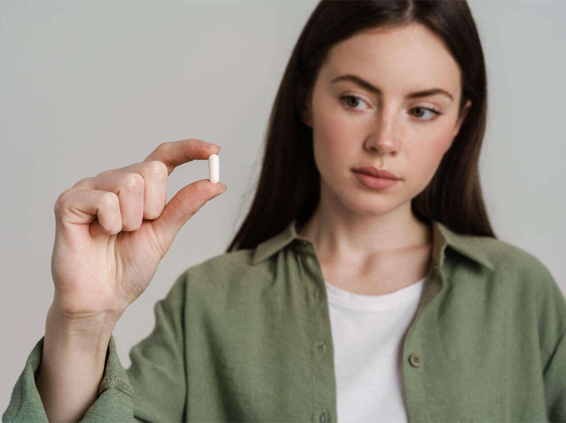 femeie cu o capsulă