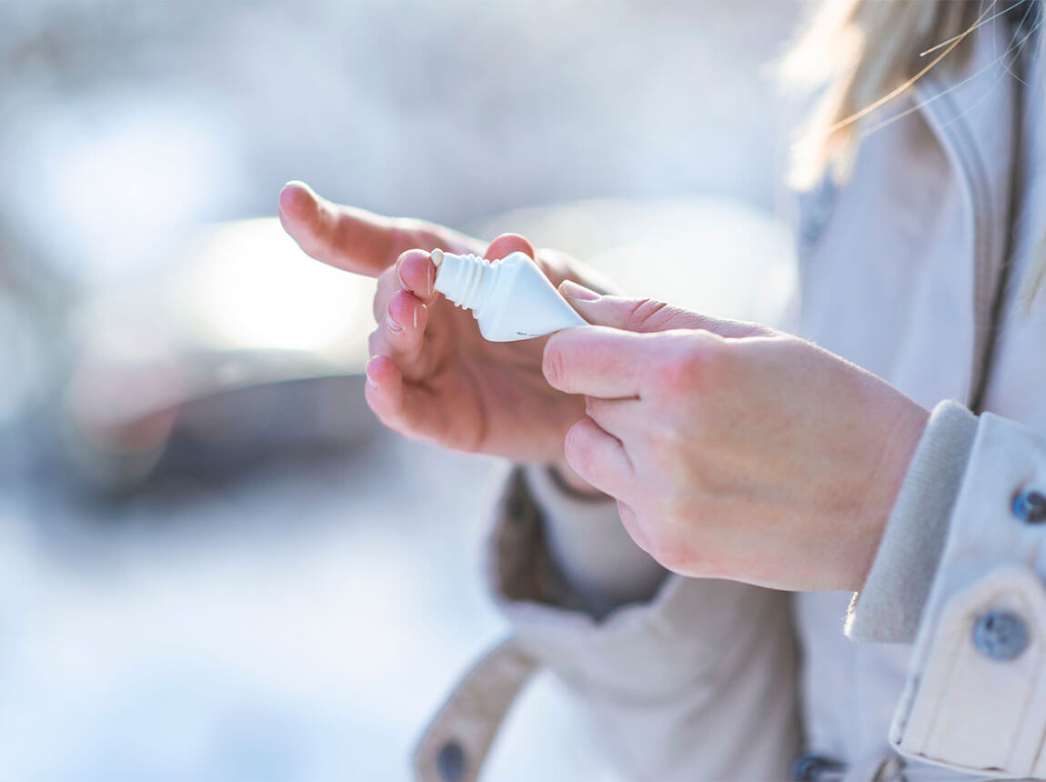 femeie - m&acirc;ini uscate, crăpate