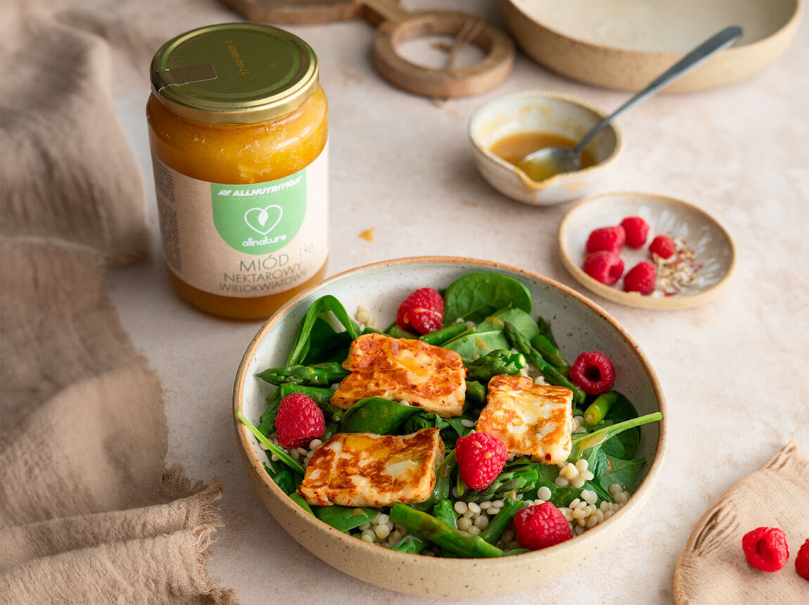 Rețetă de salată de primăvară cu sparanghel, halloumi și zmeură