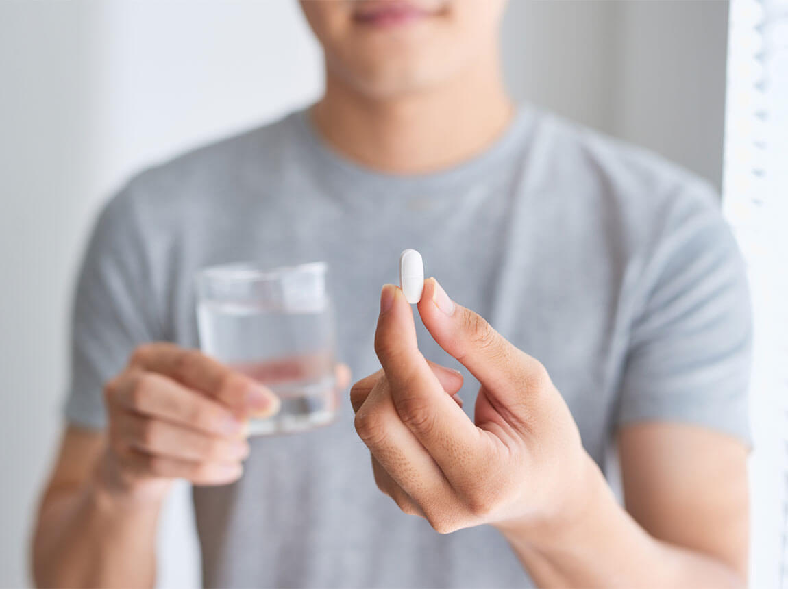 bărbat cu tabletă de magneziu