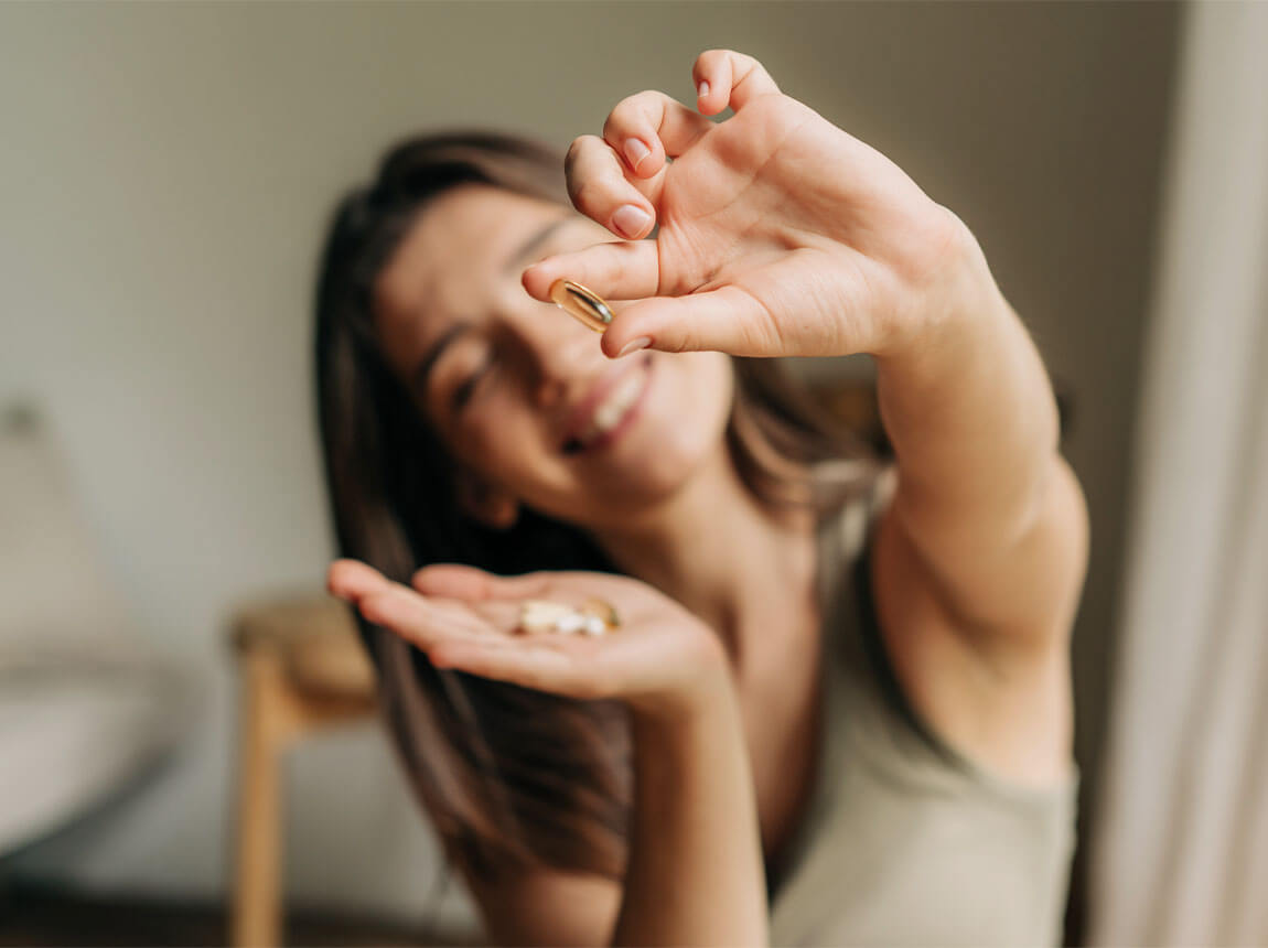 Retinolul - femeie cu o capsulă