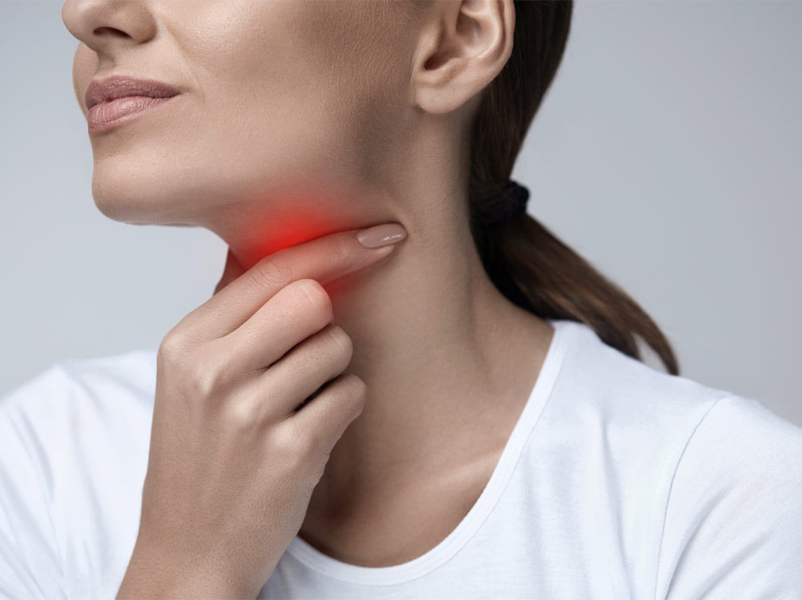 femeie cu o durere în gât