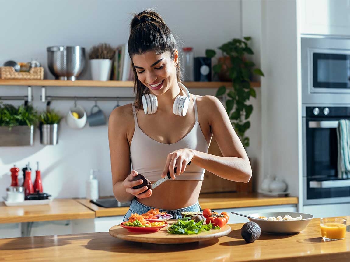 o femeie &icirc;n bucătărie &ndash; dietă ușor digerabilă  