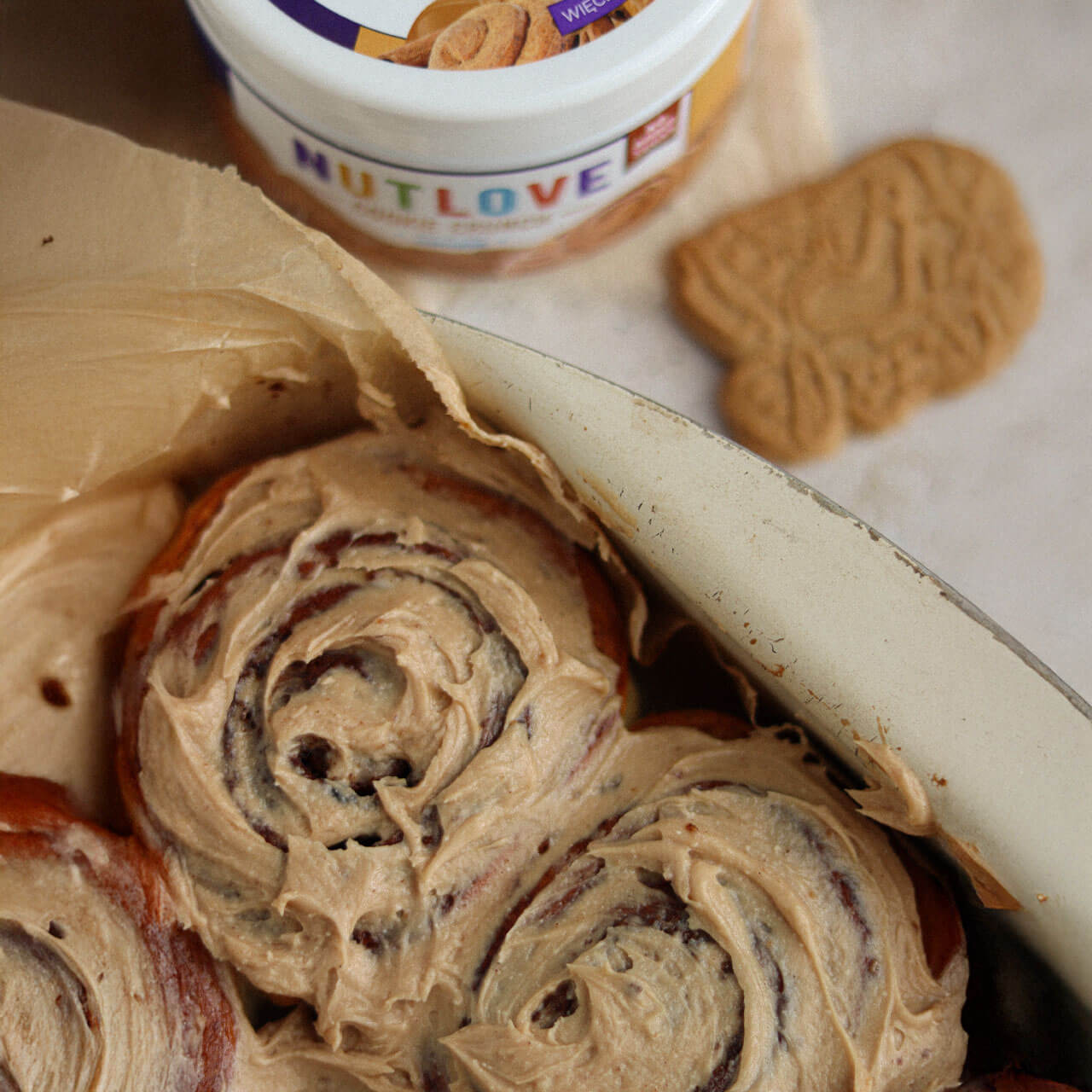 rulouri cu scorțișoară și cremă de biscuiți