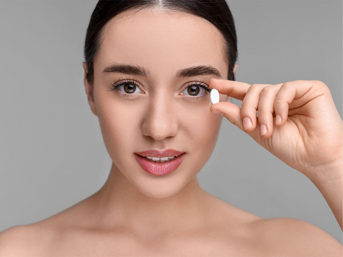 femeie cu pastila de vitamina C