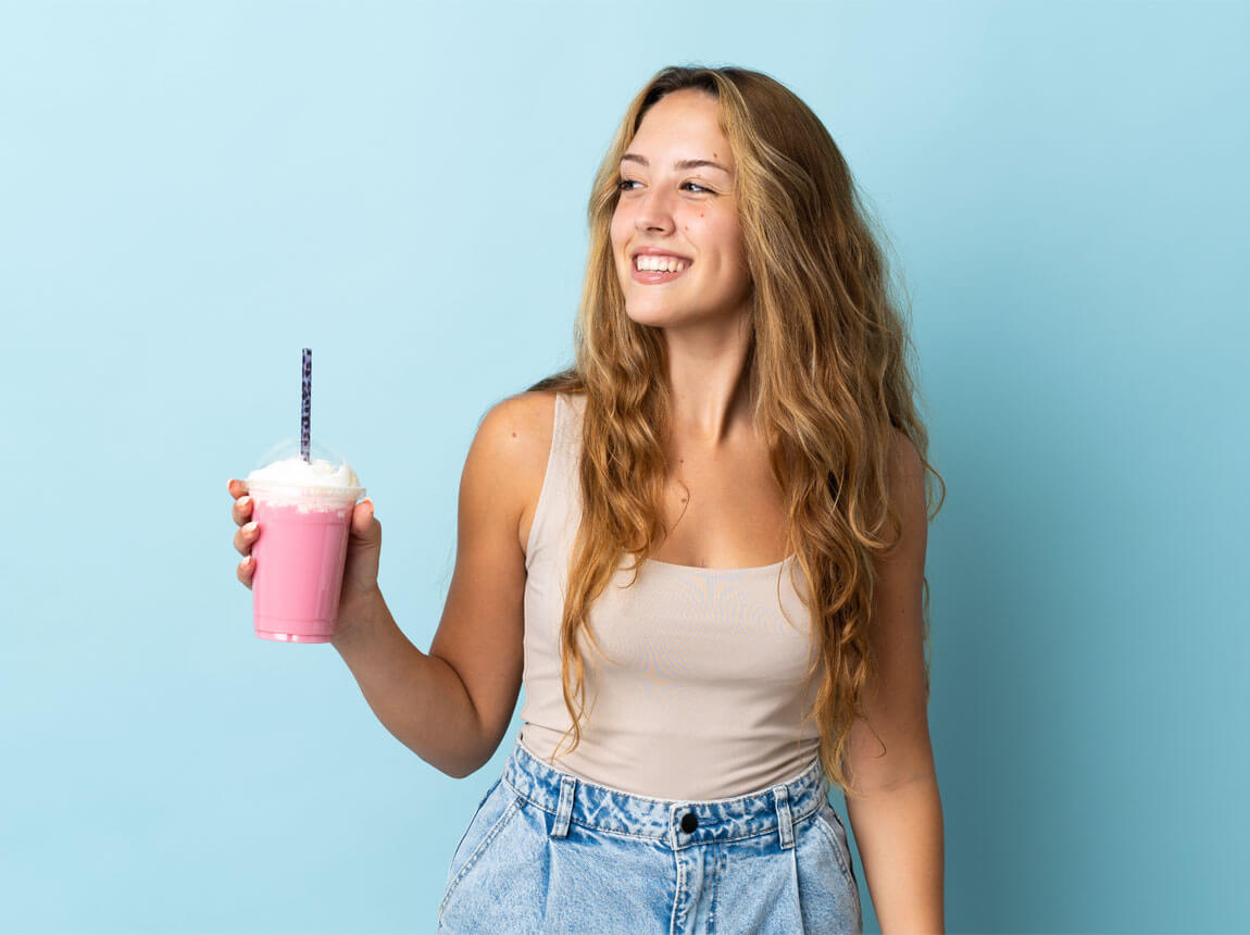 femeie cu un shake de lapte