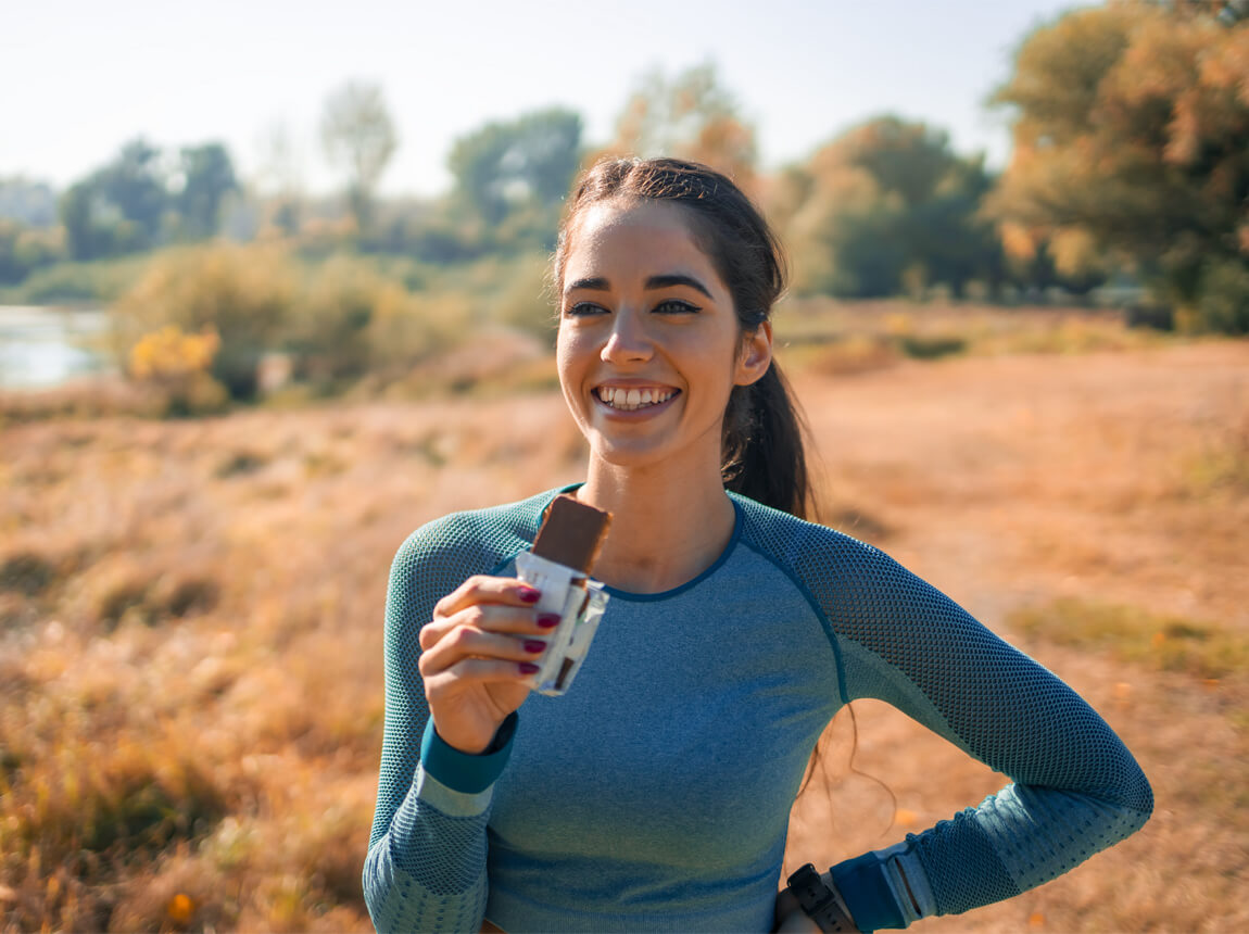 femeie cu un baton proteic