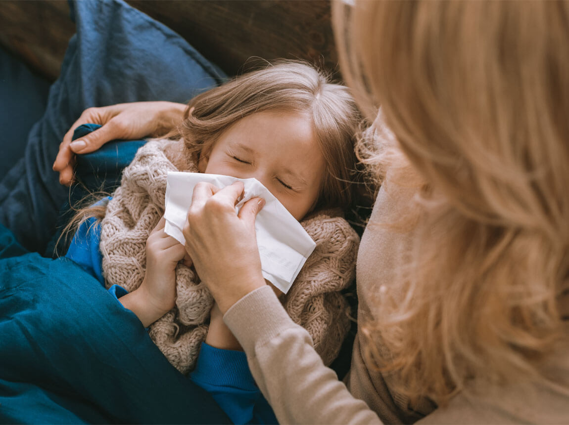o fetiță răcită cu mama ei