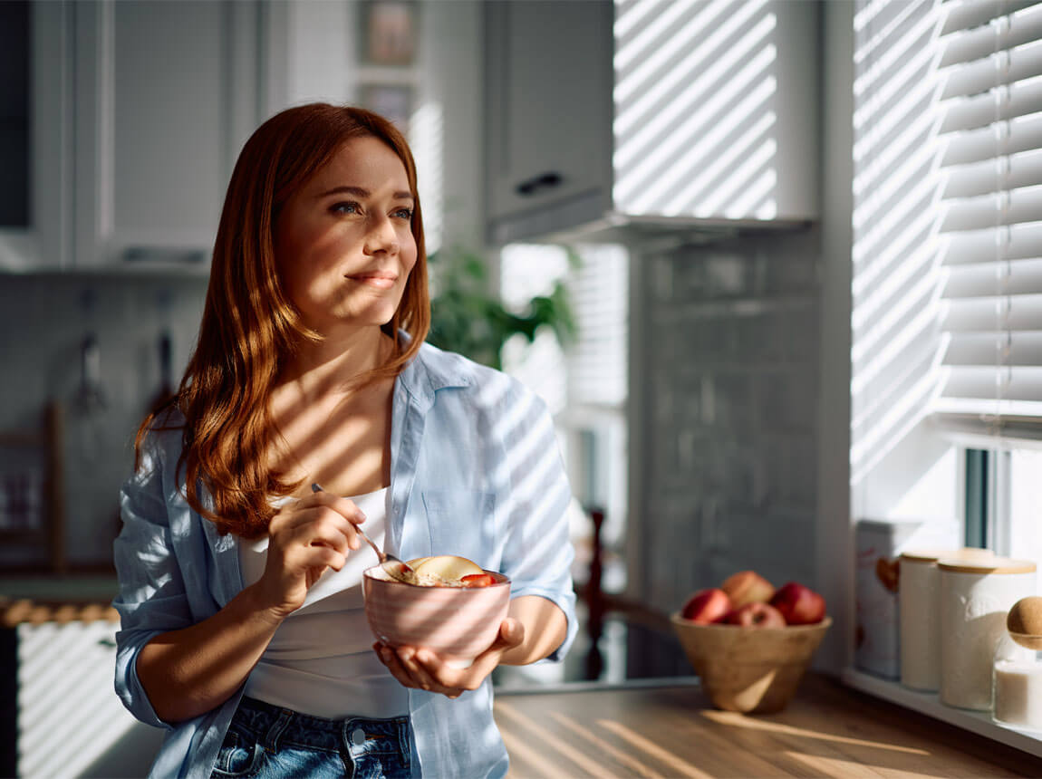 femeie cu un castron de terci de ovăz