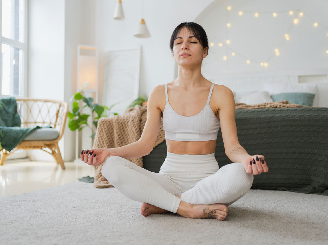 femeie - yoga acasă