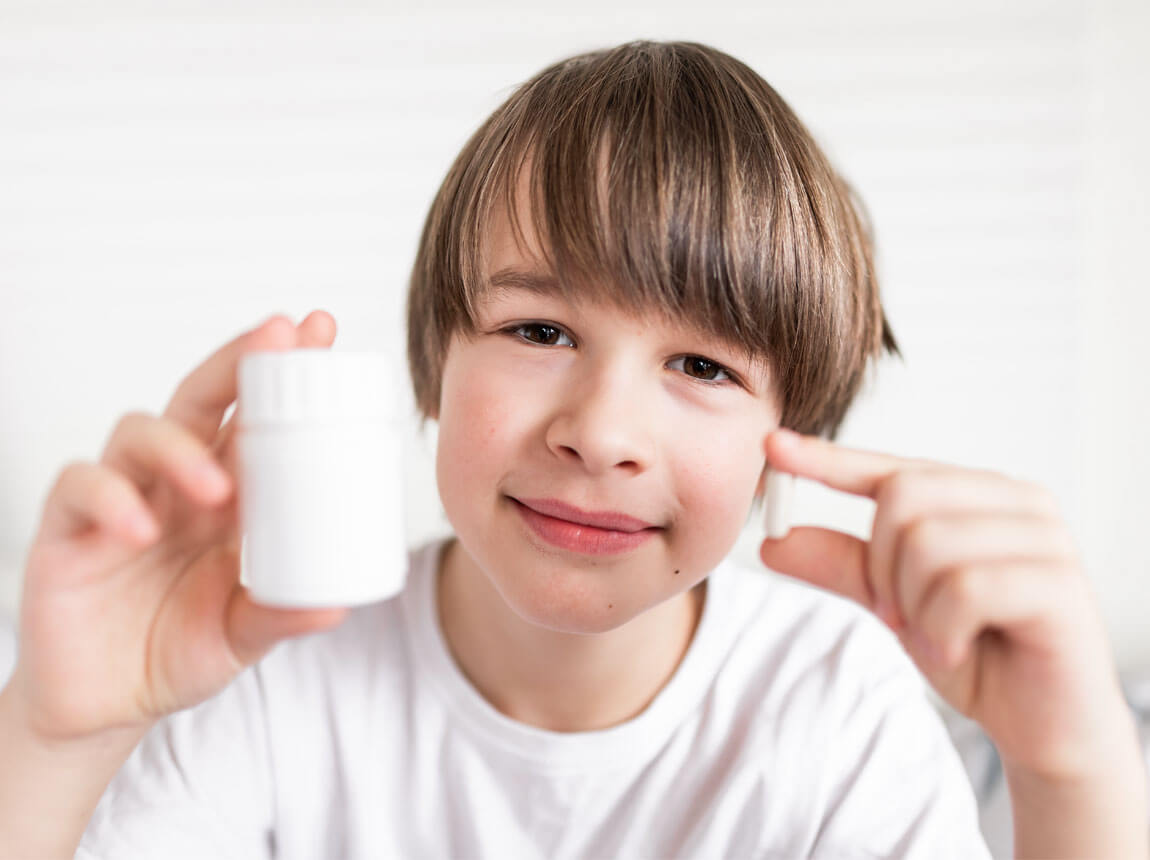 copil cu capsule de fier