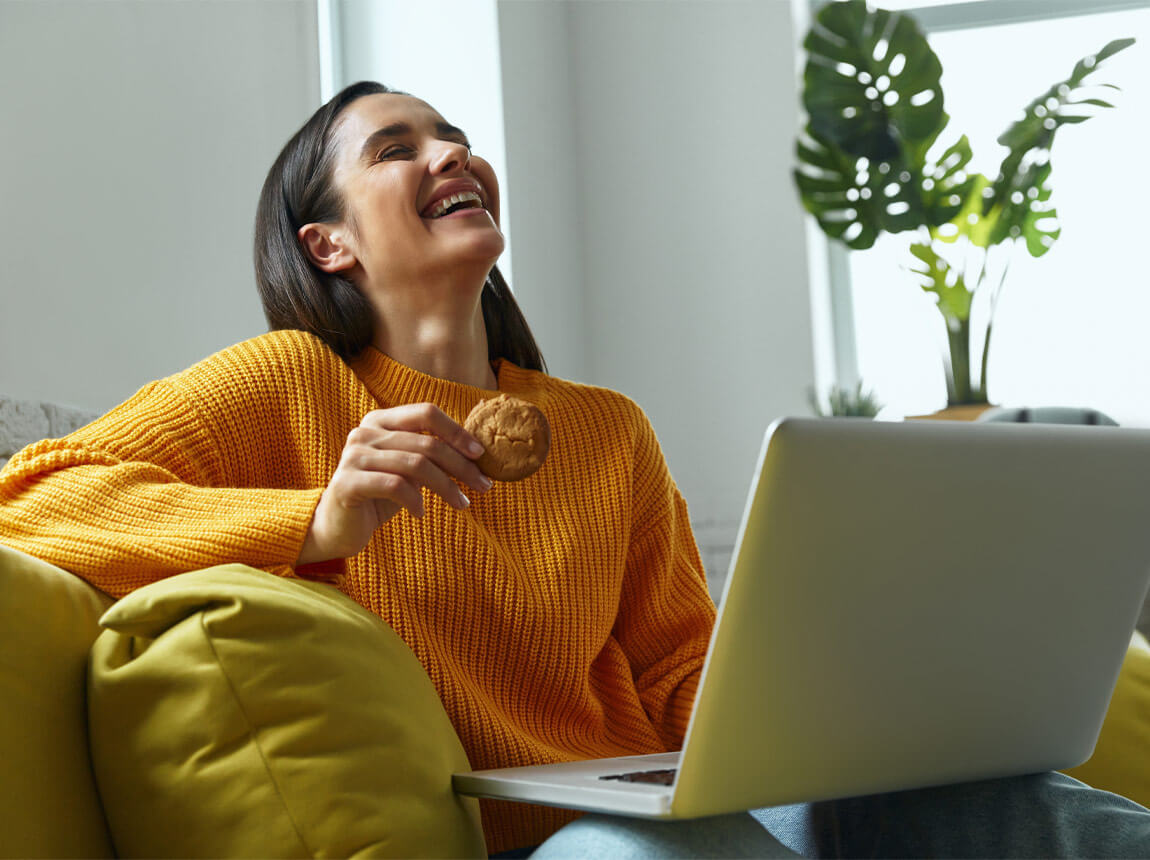 femeie cu prăjituri 