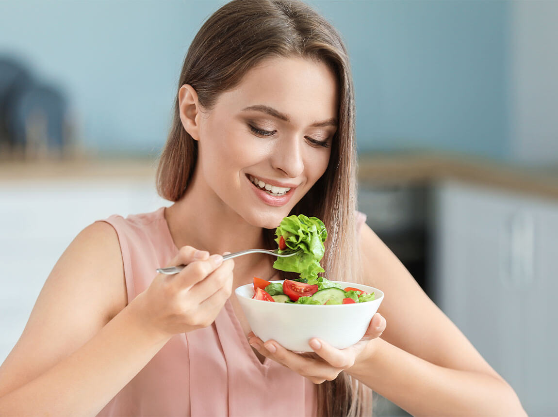 o femeie cu o salată