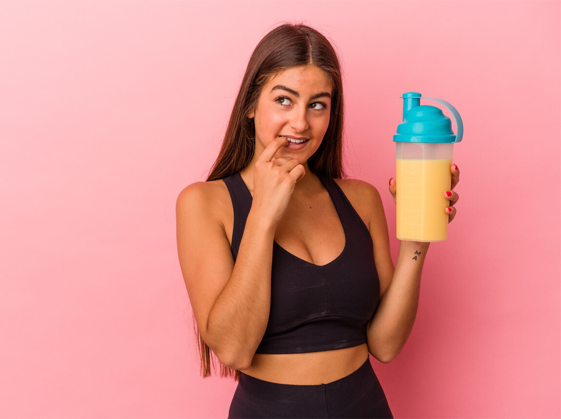 femeie cu shake de proteine