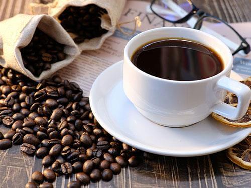 Cofeina – un stimulent natural sau „răul negru”?
