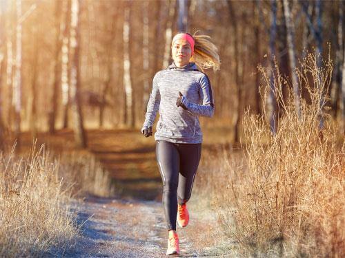 Activitatea fizică în timpul iernii și pe vreme rece – cum să faci exerciții fizice în aer liber?