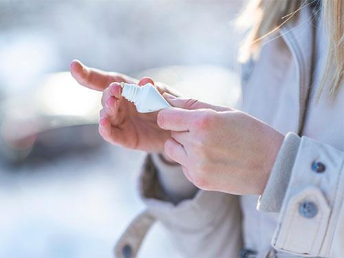 Mâini uscate și crăpate iarna – cum să le îngrijești