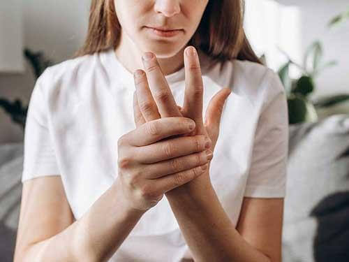 Amorțeala și furnicăturile la degetele de la mâini – carențe de vitamine și minerale