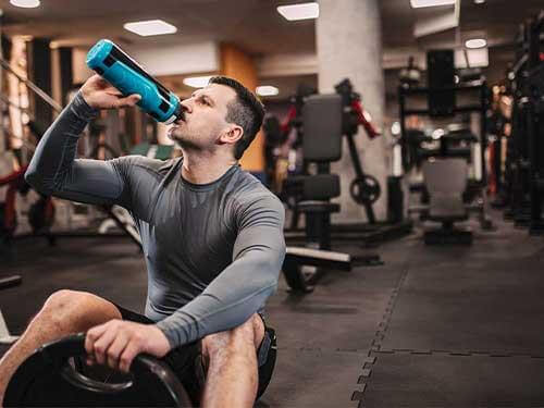 Rolul hidratării în timpul exercițiilor fizice – cât trebuie să bei?