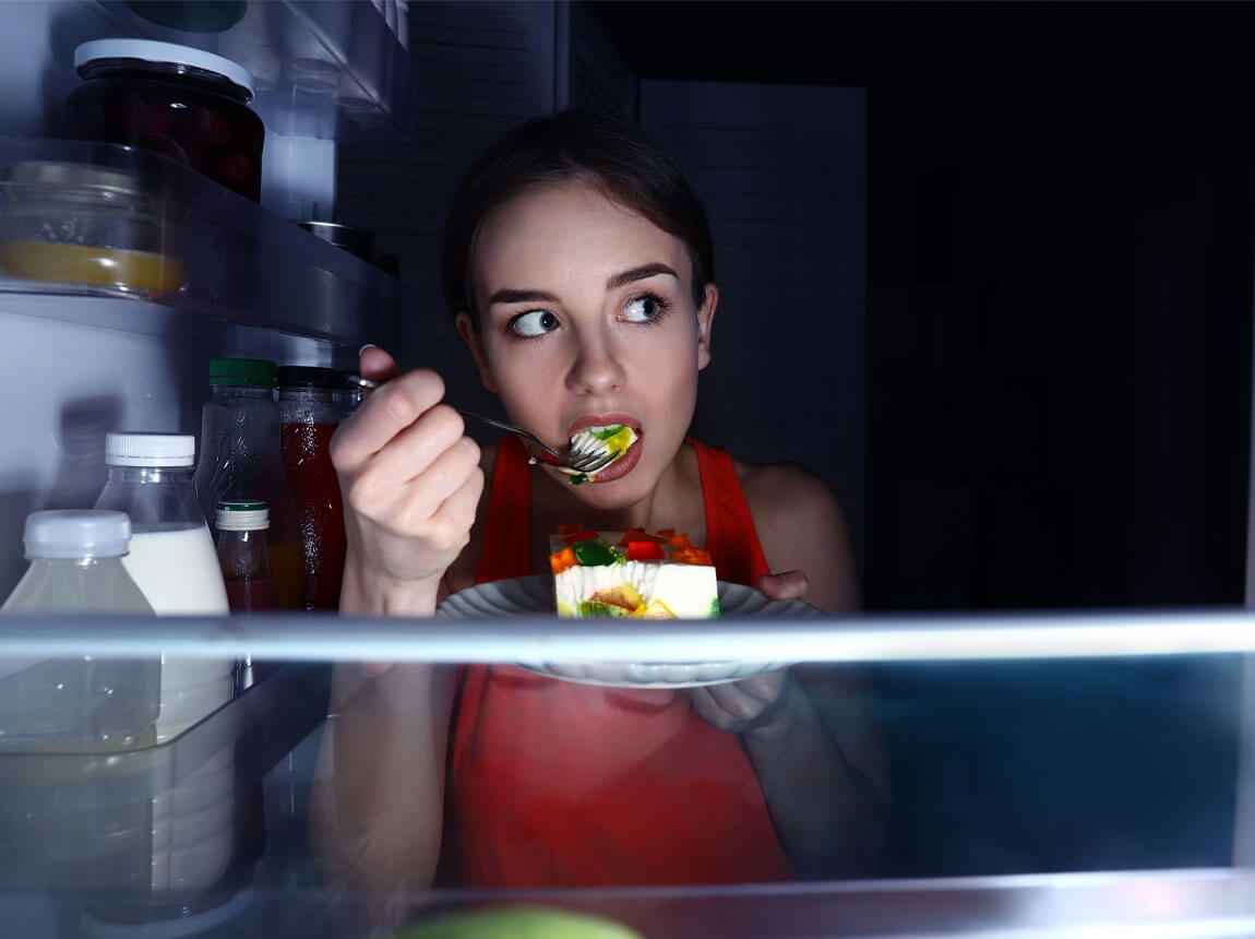 femeie la frigider - gustare nocturnă