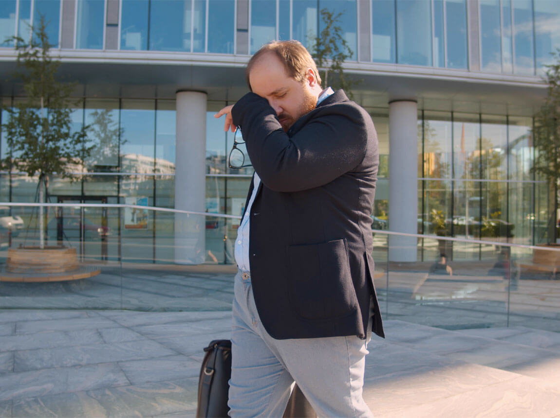 bărbat obosit și supraponderal