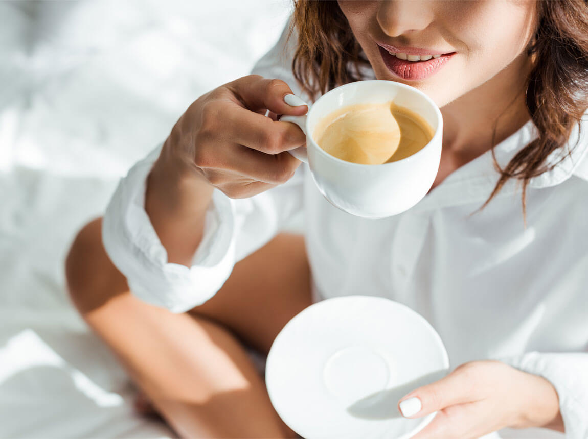 femeie cu ceașcă de cafea