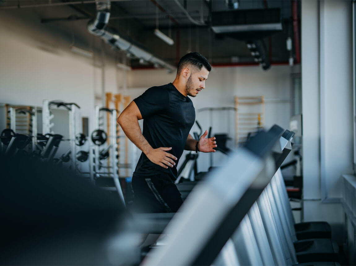 antrenament de alergare - bărbat pe banda de alergare