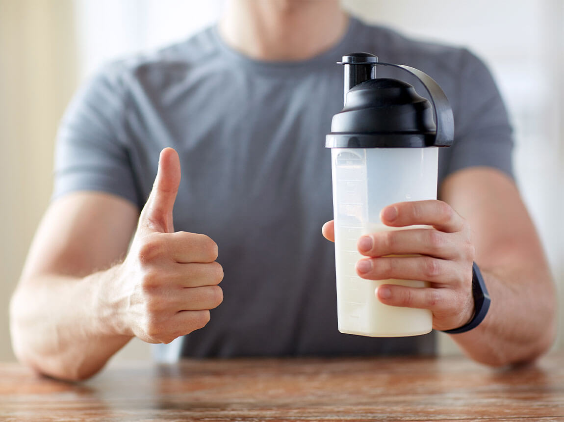 bărbat cu supliment proteic
