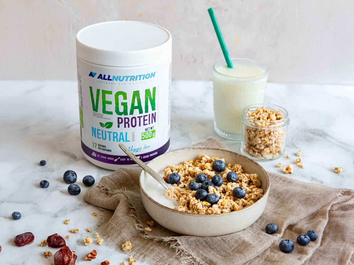 granola vegană cu afine și iaurt de cocos