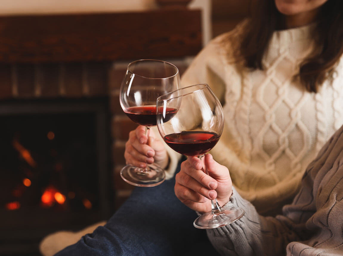 femeie cu un pahar de vin