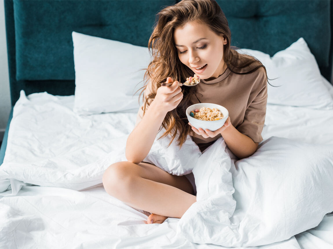 femeie cu terci acasă