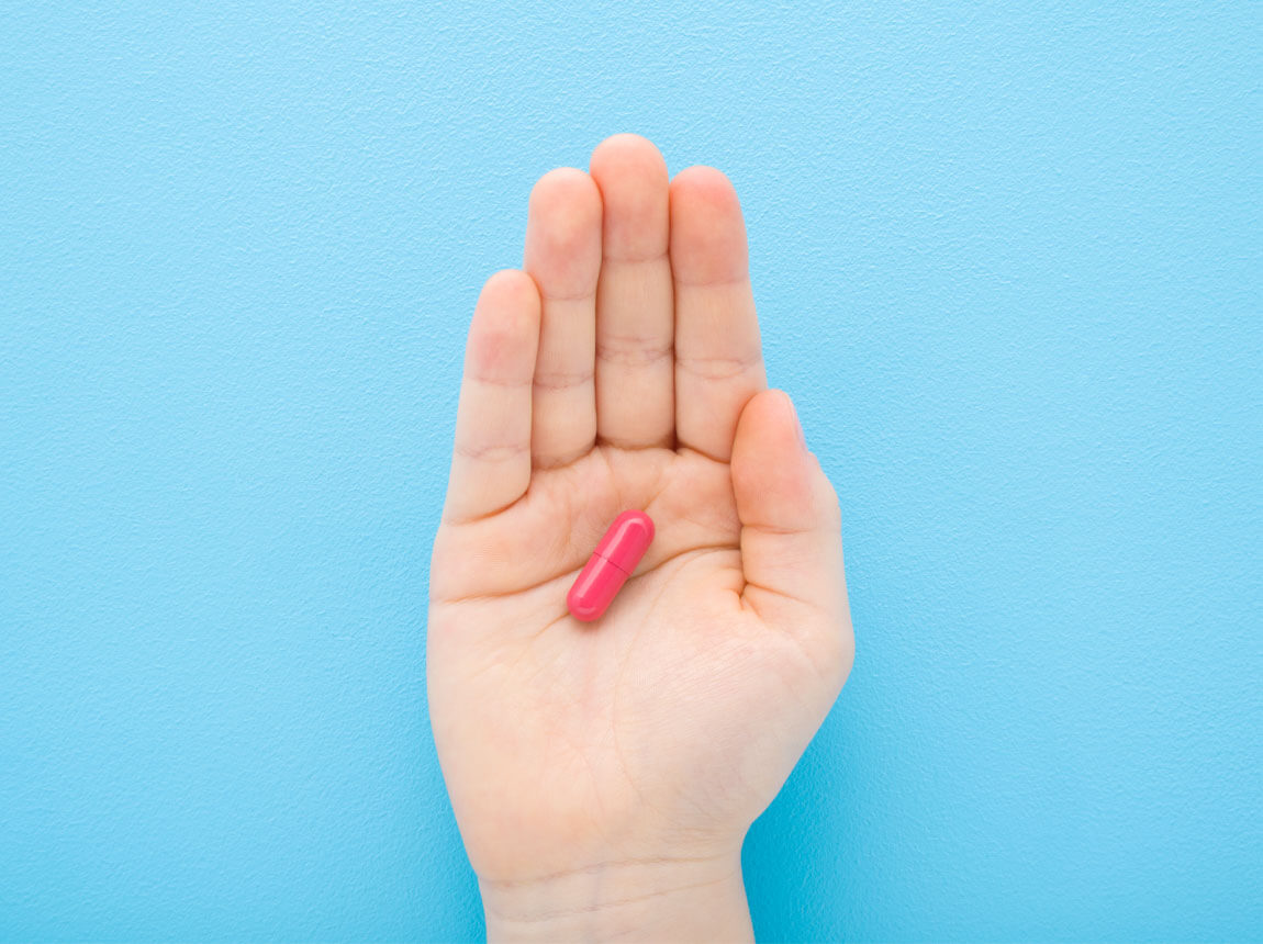 capsulă de fier pe mâna unui copil